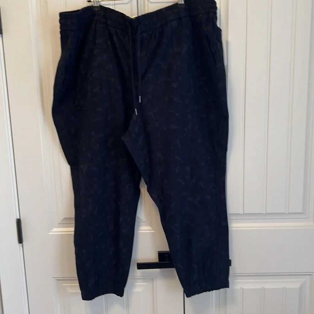 Athleta Printed Farallon Jogger Pants Camo Print Size 26 - NWT